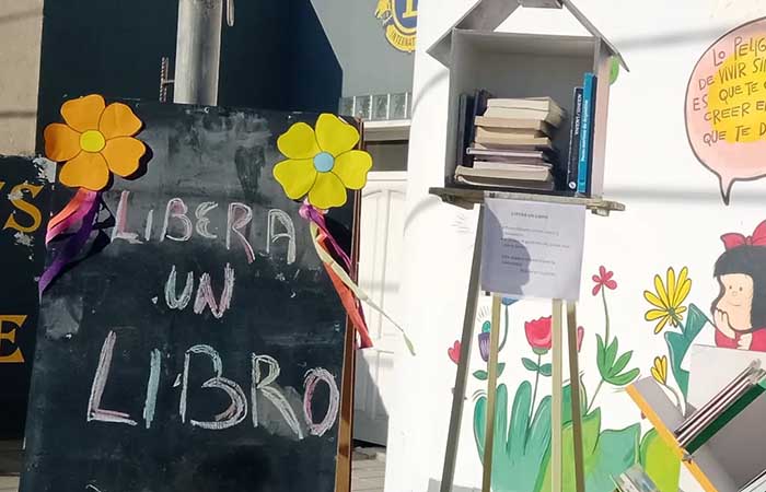 Regalan libros en la vereda para defender la cultura